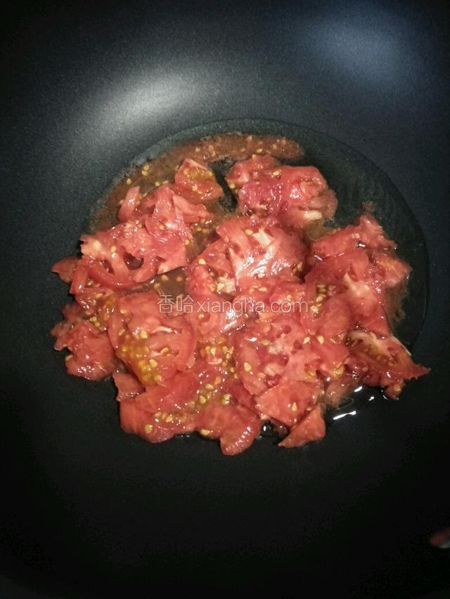 热锅凉油倒入西红柿翻炒