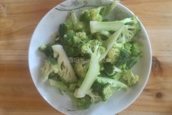 西兰花炒鸡蛋的做法图解1