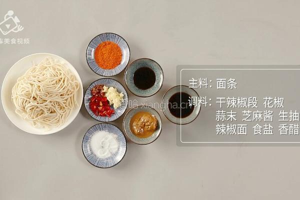 夏天如何吃的滋味十足 一分钟学会秘制椒麻拌面的做法图解1