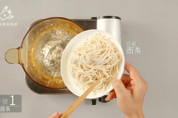 夏天如何吃的滋味十足 一分钟学会秘制椒麻拌面的做法图解2