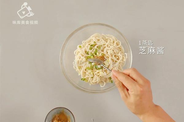 夏天如何吃的滋味十足 一分钟学会秘制椒麻拌面的做法图解9