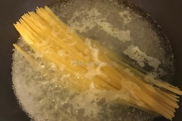 芝士奶油芦笋意大利面的做法图解1