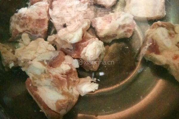 肥肠排骨汤的做法图解2