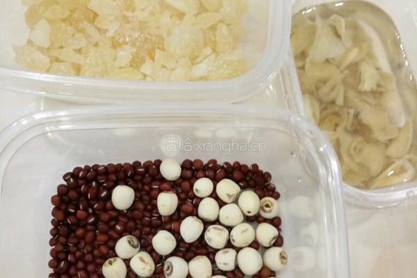 红豆莲子汤的做法图解1