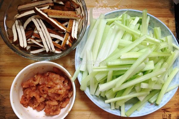 芹菜豆干炒肉丝的做法图解1