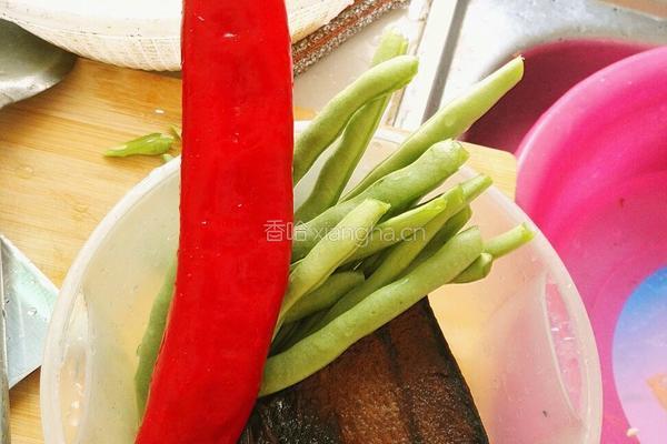 四季豆炒腊肉的做法图解1