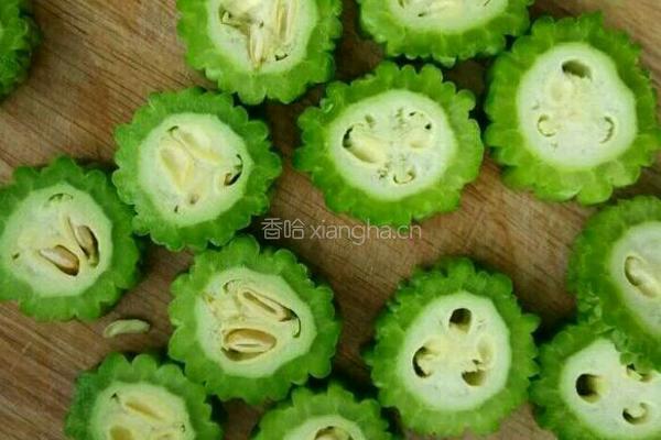 苦瓜鹌鹑蛋的做法图解1