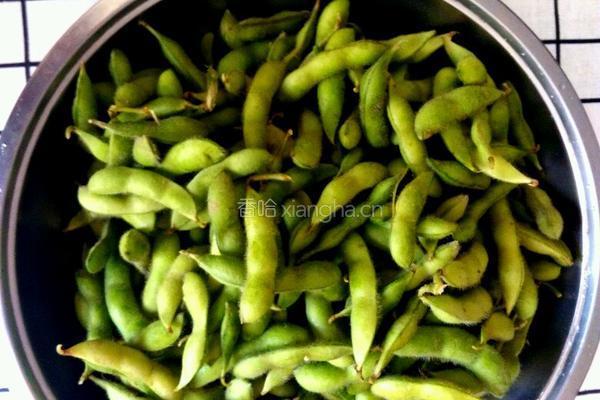 水煮毛豆的做法图解1