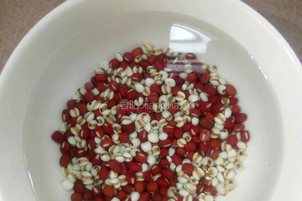 红豆薏米排骨汤的做法图解2