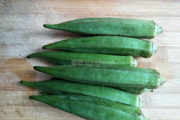 秋葵炒腊肠的做法图解2