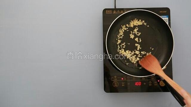 将炒锅中烧热放入食用油，然后将蒜蓉放入个锅中，再放入盐，小火煸炒到蒜蓉微黄