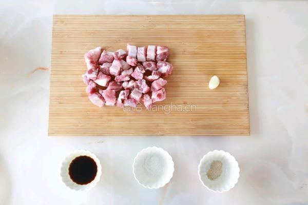 蒜香烤排骨的做法图解1