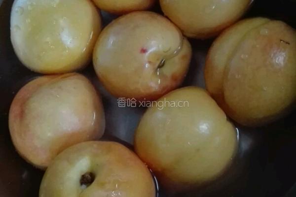 黄桃罐头的做法图解1