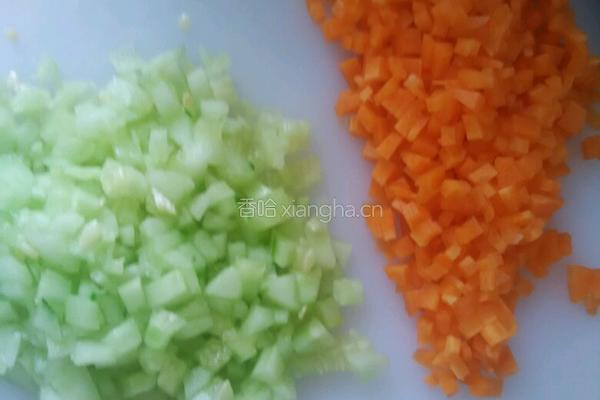 胡萝卜黄瓜蛋炒饭的做法图解2