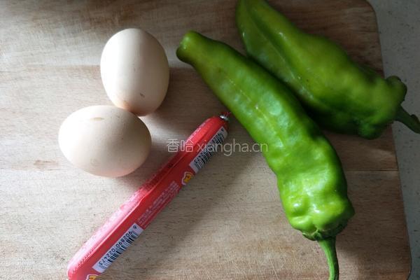 青椒鸡蛋火腿炒饭的做法图解1