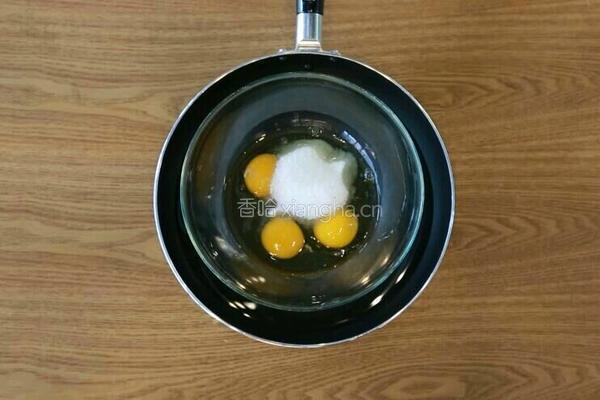 豆沙裱花海绵怀子蛋糕的做法图解2
