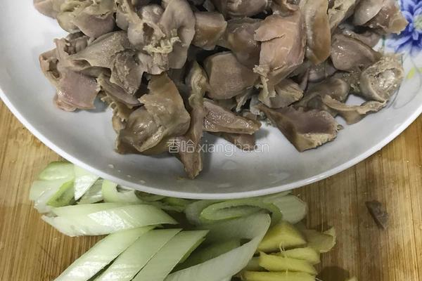 尖椒炒鸡胗的做法图解1