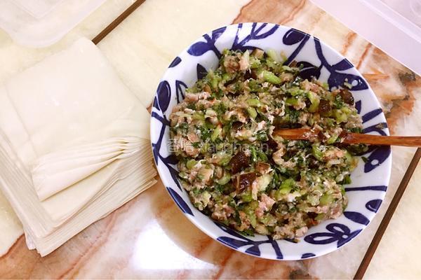 清汤菜肉馄饨的做法图解1