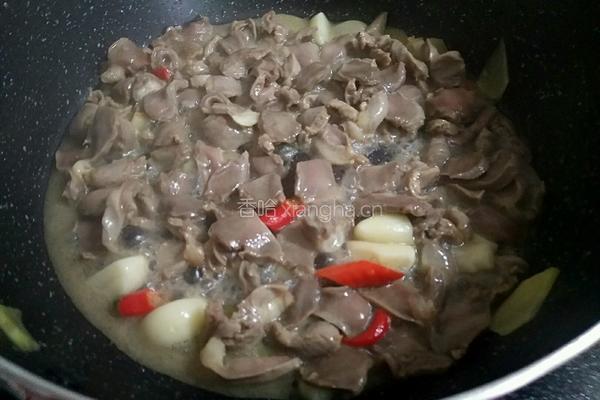 泡椒蒜苔炒鸡胗的做法图解5