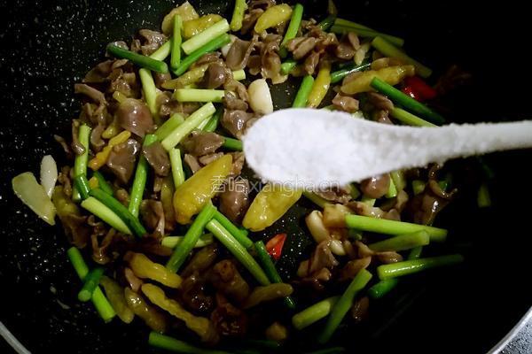 泡椒蒜苔炒鸡胗的做法图解10