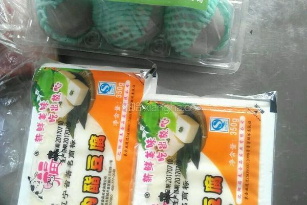 皮蛋豆腐的做法图解1