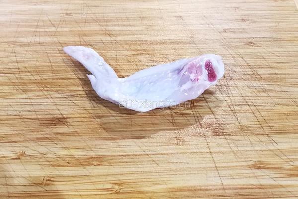 鸡翅包饭的做法图解1