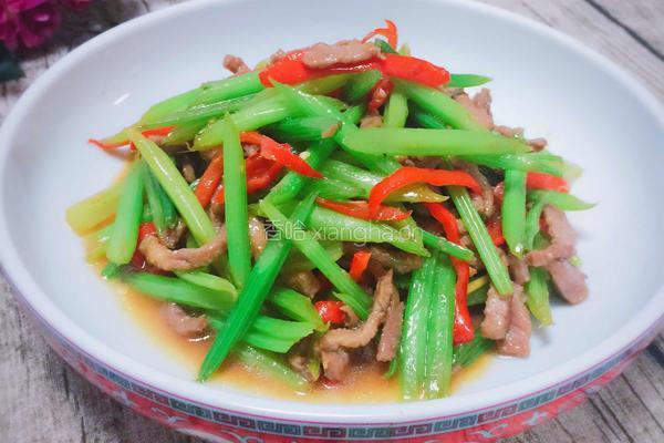 香芹炒牛肉的做法图解1