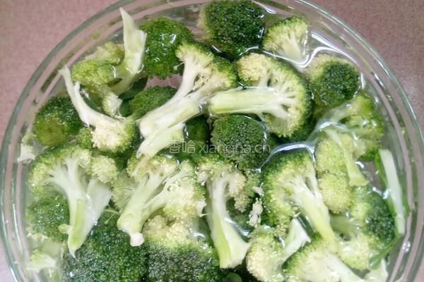 西兰花炒脆皮肠的做法图解2