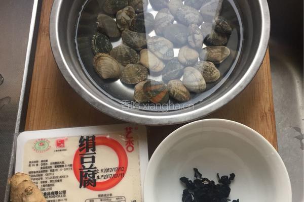 蛤蜊豆腐海带汤的做法图解1