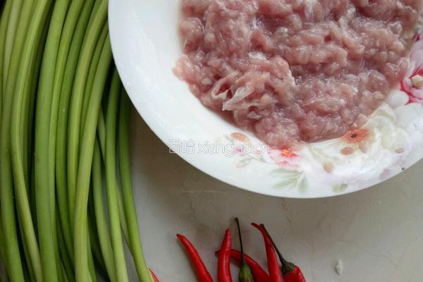 蒜薹炒肉沫的做法图解1