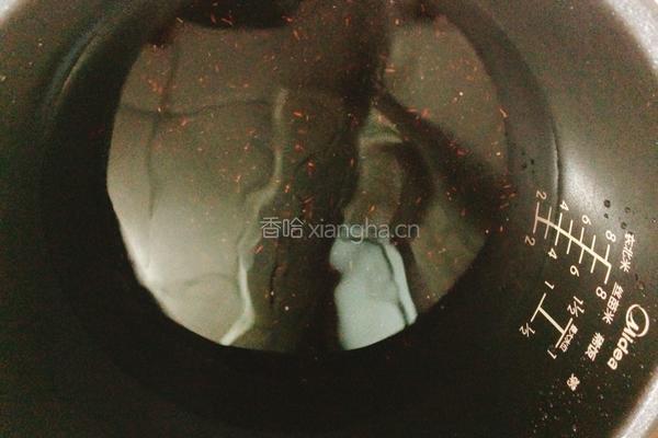 黑米粥的做法图解2