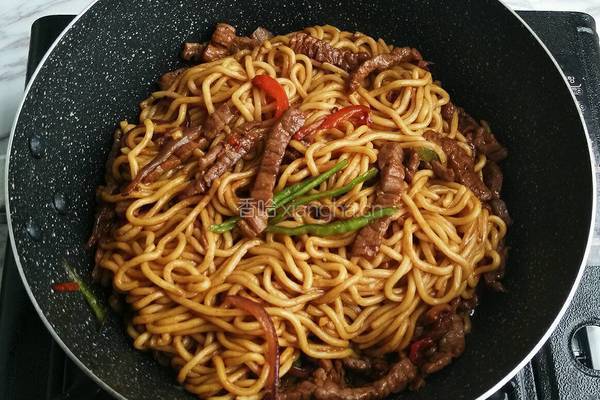 蒜香牛柳炒面的做法图解6