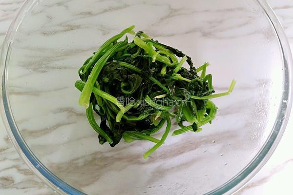 花生米拌菠菜的做法图解5