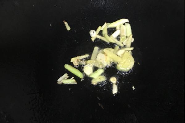 酱油水杂鱼的做法图解2