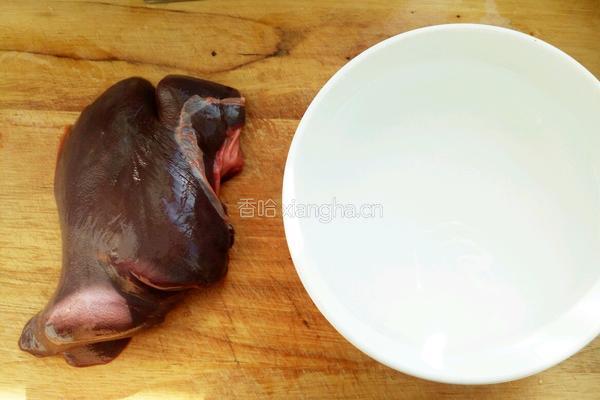 嫩炒猪肝的做法图解1