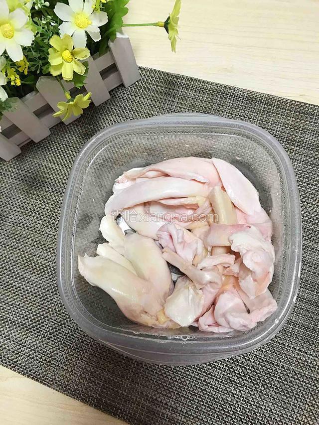 新鲜的牛蹄筋，可以先切开成段