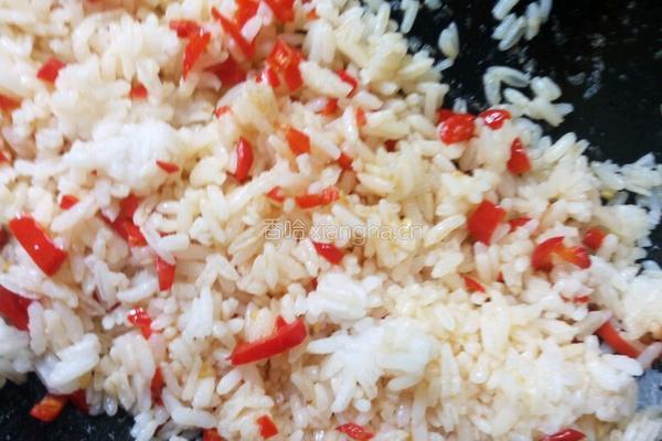红尖椒酱油炒饭的做法图解4