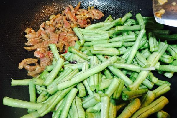 豇豆炒肉丝的做法图解6