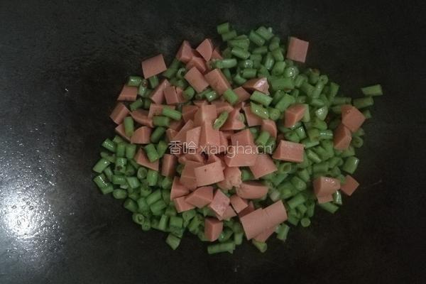香肠豇豆丁的做法图解3