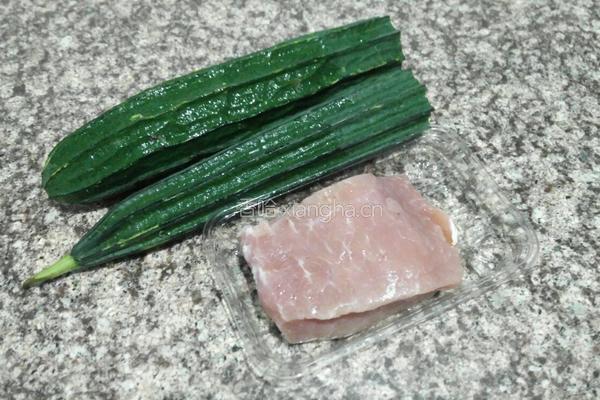 丝瓜肉片汤的做法图解1