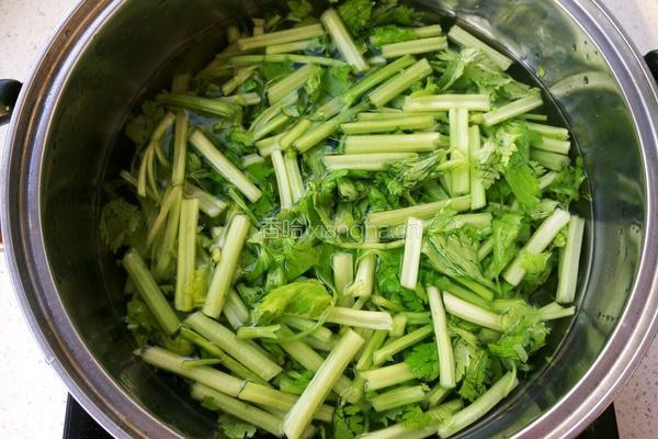 芹菜拌黄豆芽的做法图解4