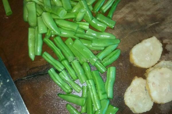 蒜香瘦肉炒四季豆的做法图解1