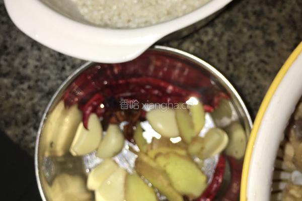 土豆鸡腿闷饭的做法图解1