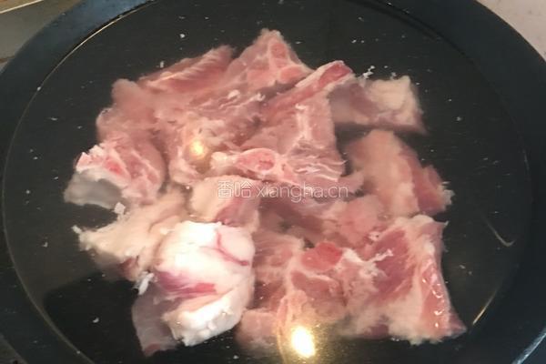 小米排骨炖莲藕的做法图解3