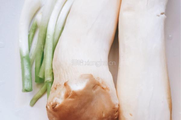 杏鲍菇爆炒淡菜肉的做法图解2