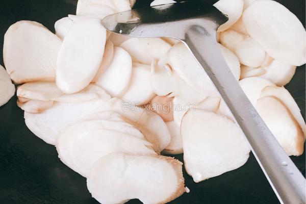 杏鲍菇爆炒淡菜肉的做法图解4