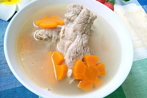 胡萝卜排骨汤的做法图解1
