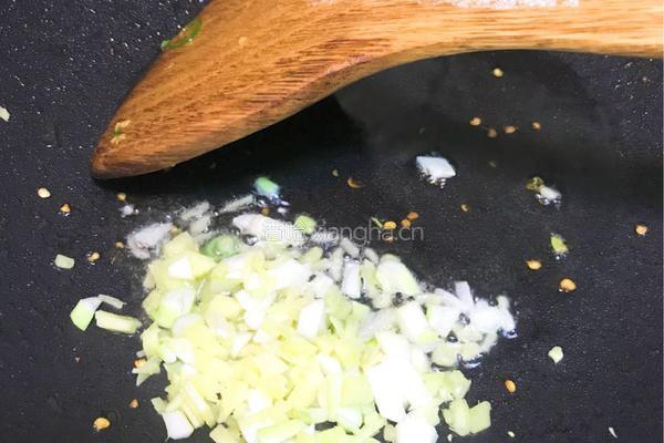 擂辣椒炒皮蛋的做法图解8
