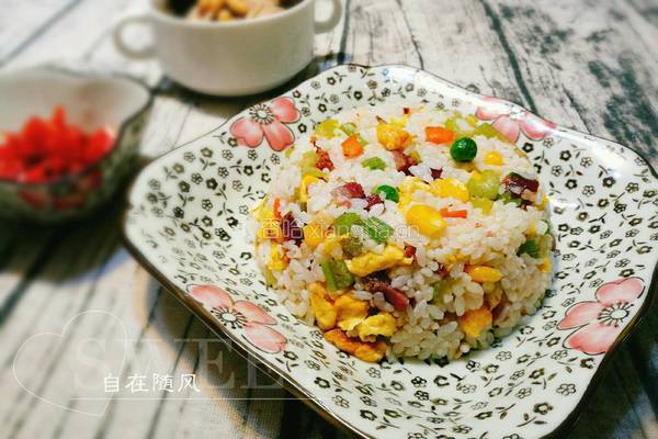 腊肠菜丁蛋炒饭的做法图解1