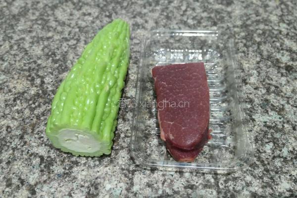 苦瓜炒牛肉的做法图解1